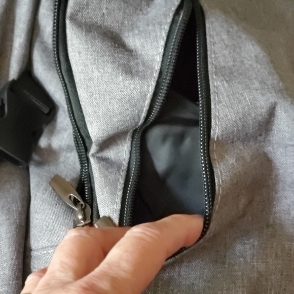 Backpack with charger cable - Picture 4 of 6